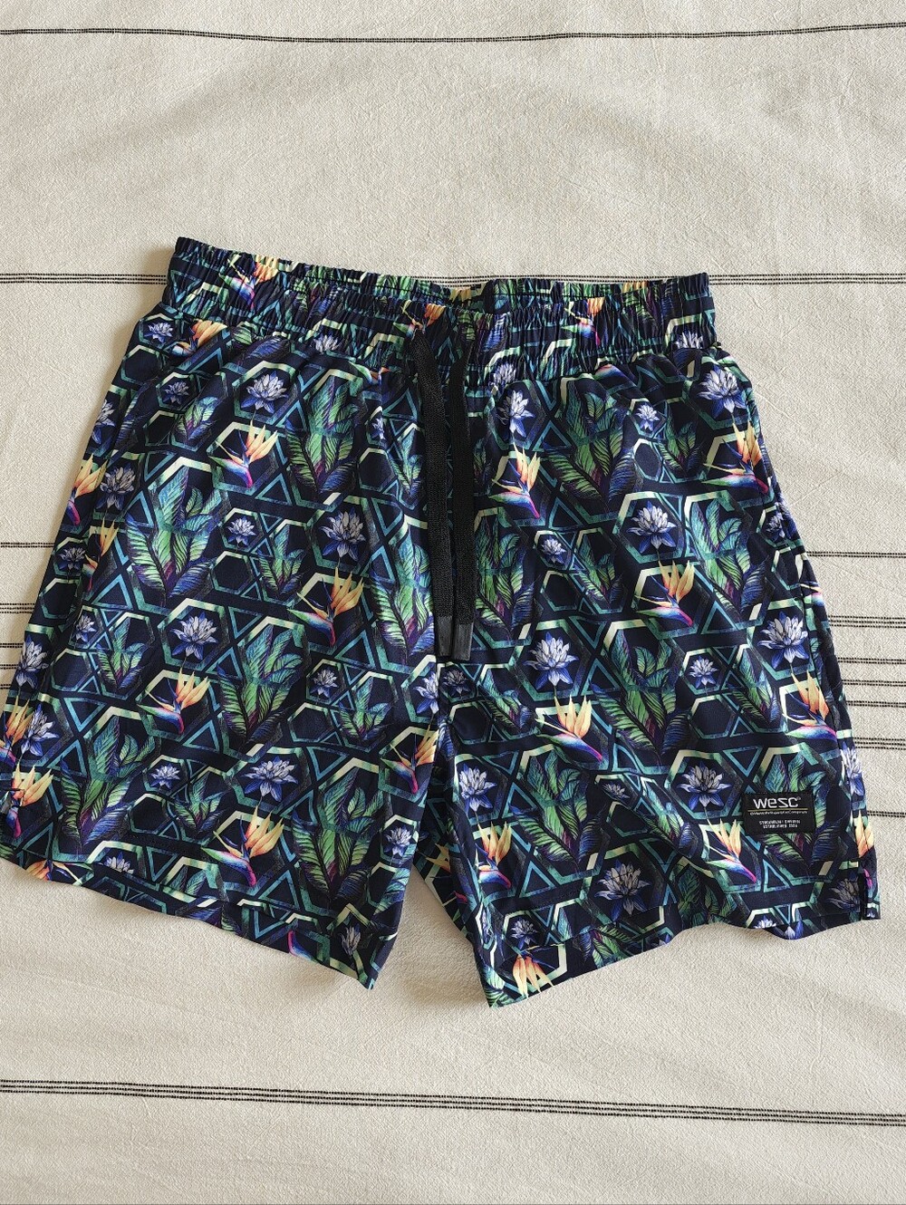 WESC Tropical Print Elastic Waist Shorts Sz Medium